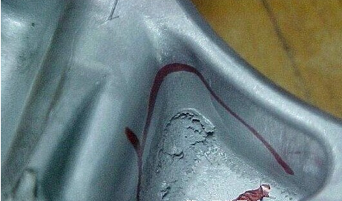 鋁壓鑄過(guò)程中鑄件表面上會(huì)有摩擦燒蝕的情況是怎么回事？